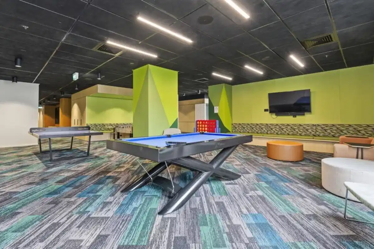 Common Area?w=400&h=260&fit=crop&q=40&auto=format&trim=auto