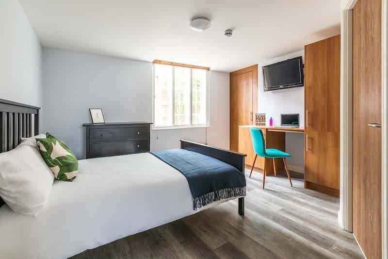 Bedroom?w=400&h=260&fit=crop&q=40&auto=format&trim=auto