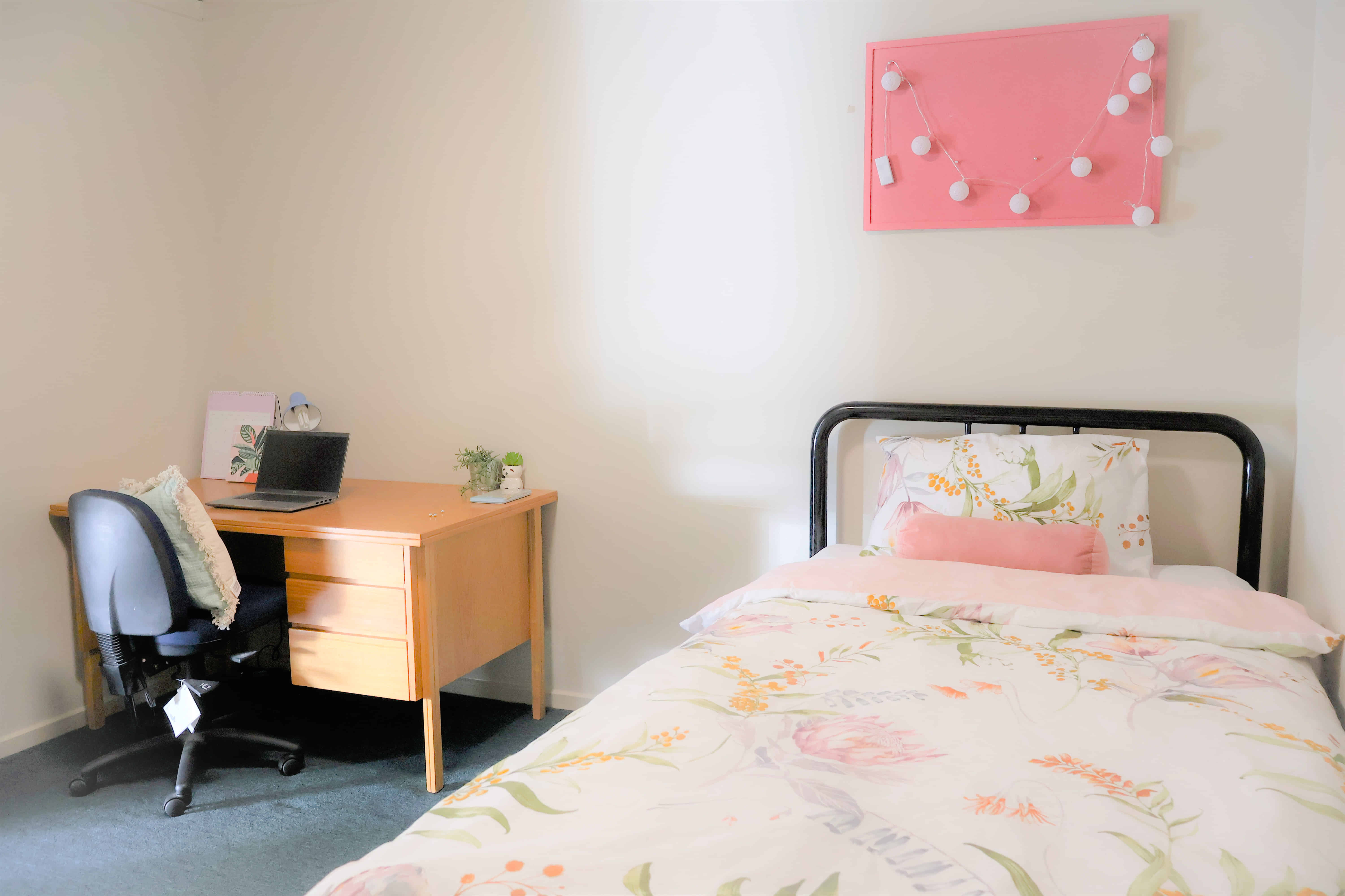 Bedroom?w=400&h=260&fit=crop&q=40&auto=format&trim=auto