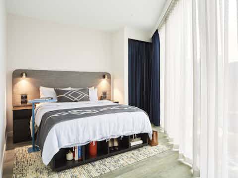 1 Bed Suite, Queen Bed - Bedroom