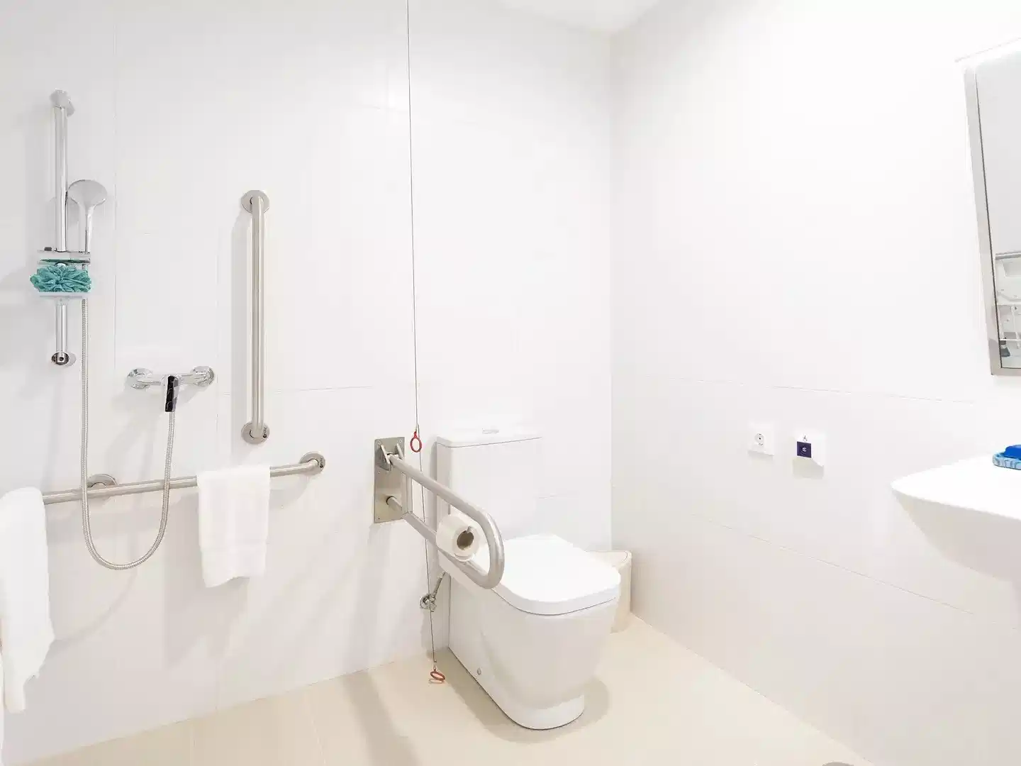 Common Area?w=400&h=260&fit=crop&q=40&auto=format&trim=auto