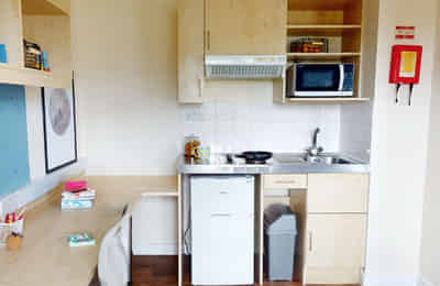 Common Area?w=400&h=260&fit=crop&q=40&auto=format&trim=auto