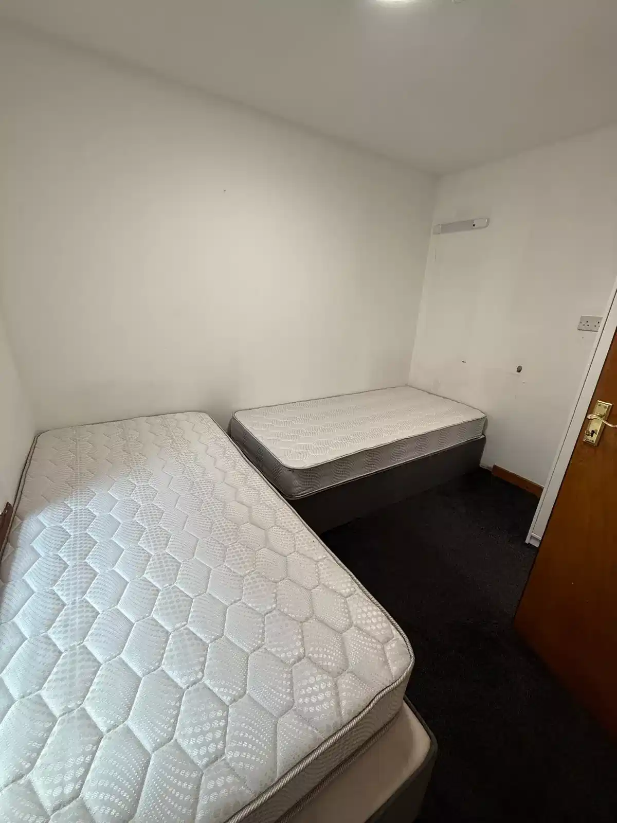 Bedroom?w=400&h=260&fit=crop&q=40&auto=format&trim=auto