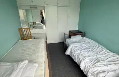 Bedroom?w=400&h=260&fit=crop&q=40&auto=format&trim=auto