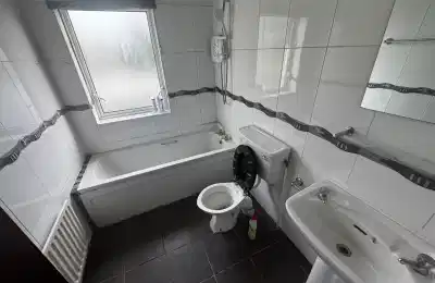 Room in a 3 Bedroom Apartment, 23 Ashmount, Blakestown Rd, Mulhuddart, Dublin 15, D15 E95F - Dublin, Ireland - Bathroom