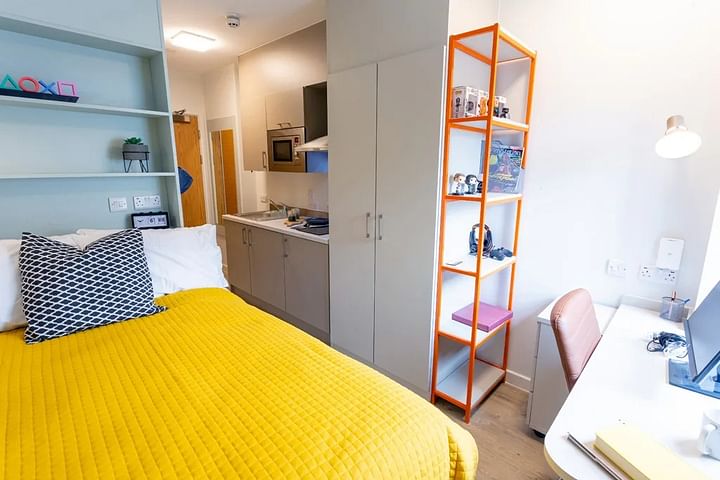 6 Bed Studio Plus - Bedroom