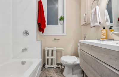 4 Bedroom Apartment - Bathroom
