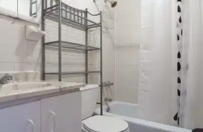 Third Ave, New York - New York City, New York, United States - Bathroom