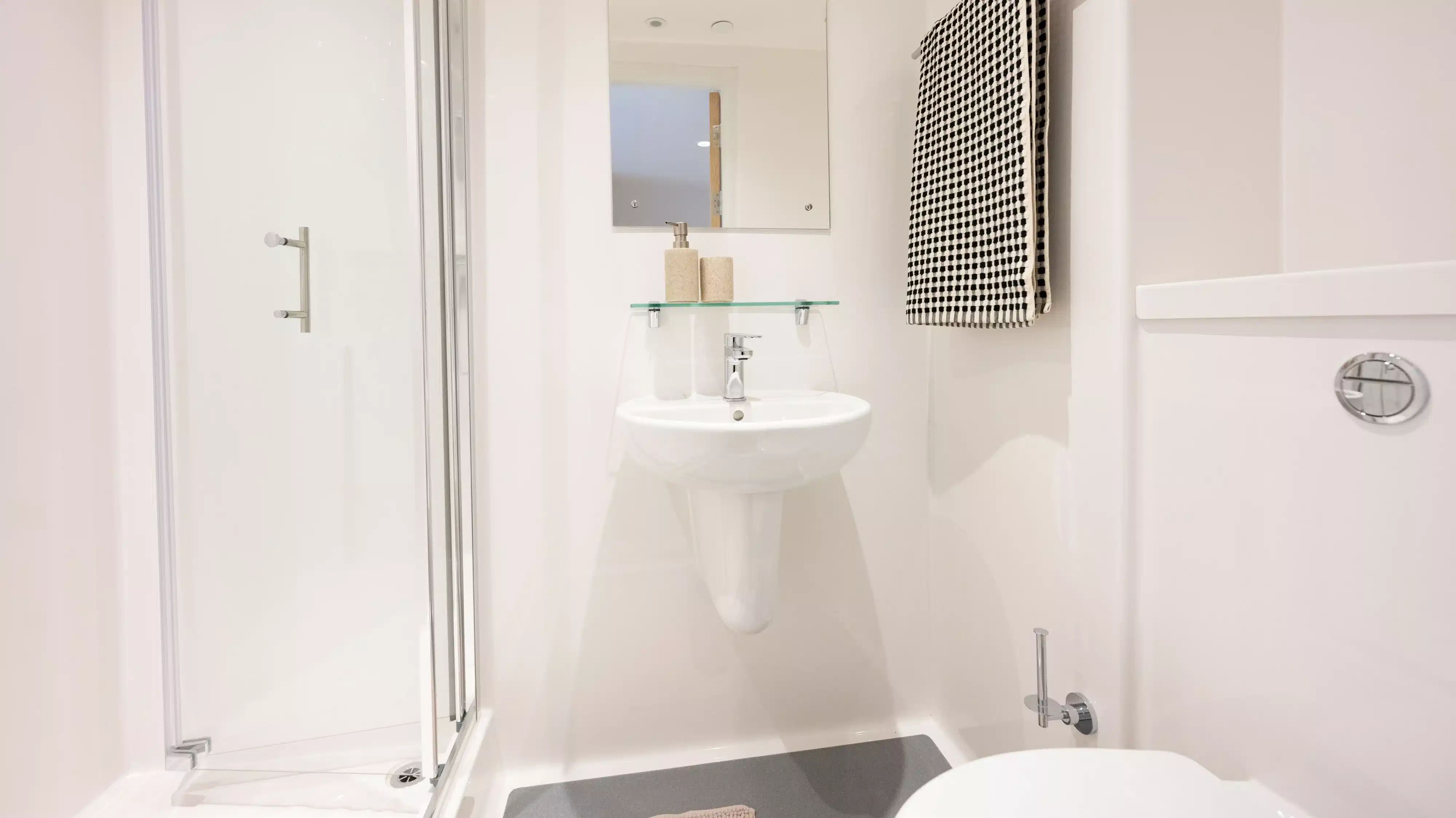 Amenities?w=400&h=260&fit=crop&q=40&auto=format&trim=auto