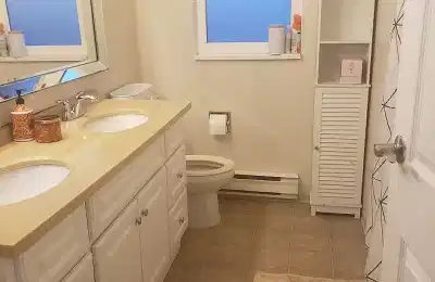 Bathroom?w=400&h=260&fit=crop&q=40&auto=format&trim=auto