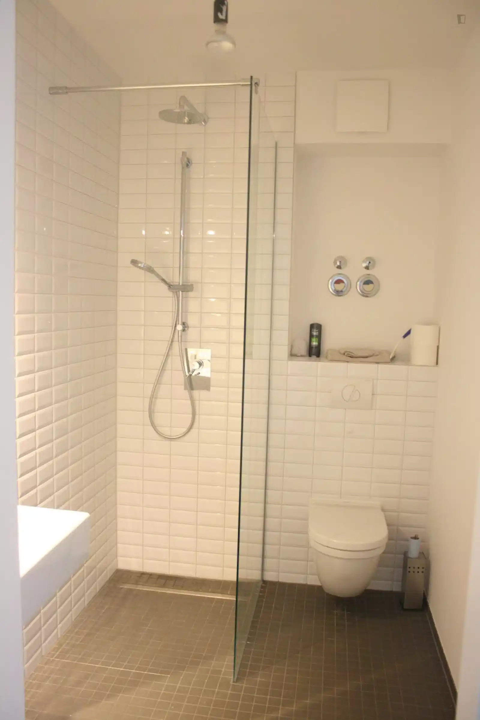 Room in 2 Bed 2 Bath - Bathroom?w=400&h=260&fit=crop&q=40&auto=format&trim=auto
