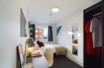 6 Bedroom House - Bedroom?w=400&h=260&fit=crop&q=40&auto=format&trim=auto