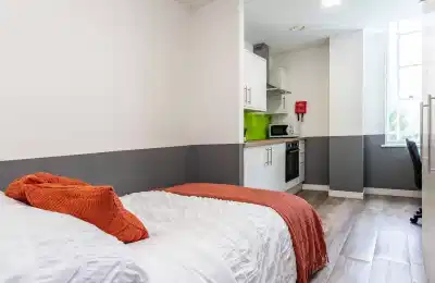 Amenities?w=400&h=260&fit=crop&q=40&auto=format&trim=auto