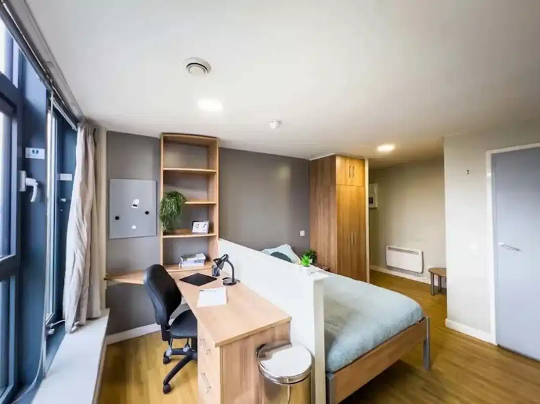 Common Area?w=400&h=260&fit=crop&q=40&auto=format&trim=auto