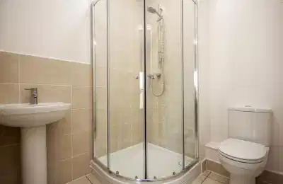 Common Area?w=400&h=260&fit=crop&q=40&auto=format&trim=auto