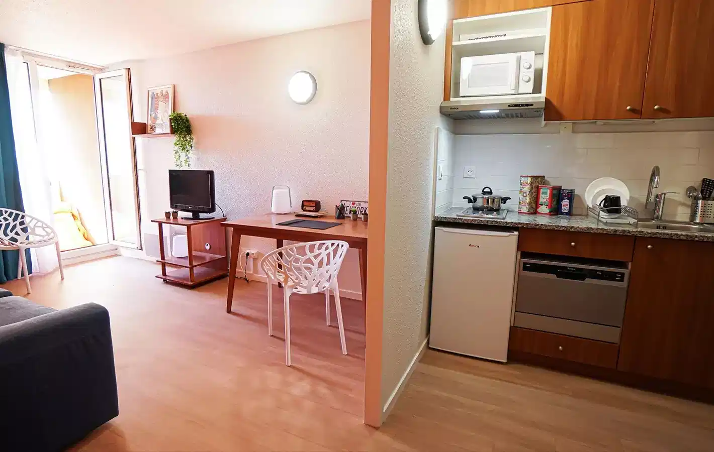 Common Area?w=400&h=260&fit=crop&q=40&auto=format&trim=auto