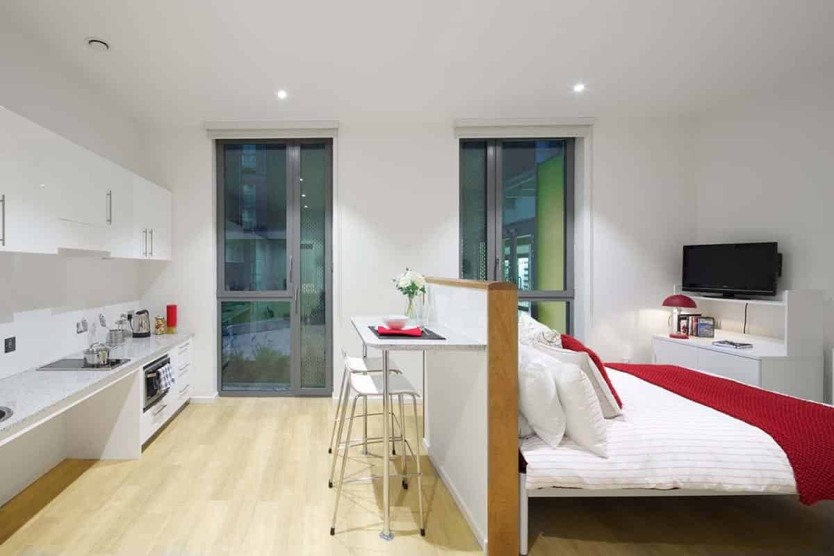 Bedroom?w=400&h=260&fit=crop&q=40&auto=format&trim=auto