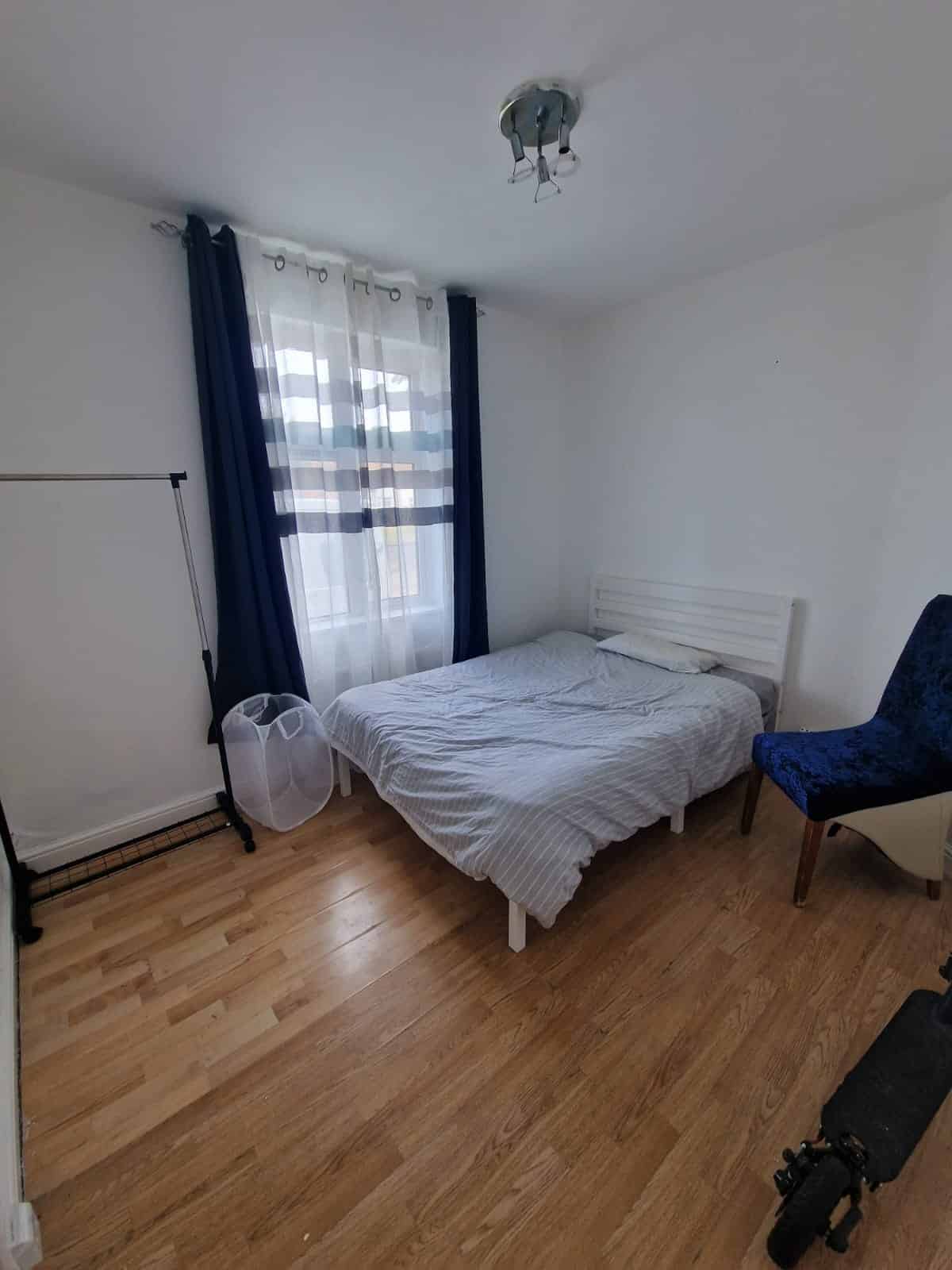 Bedroom?w=400&h=260&fit=crop&q=40&auto=format&trim=auto