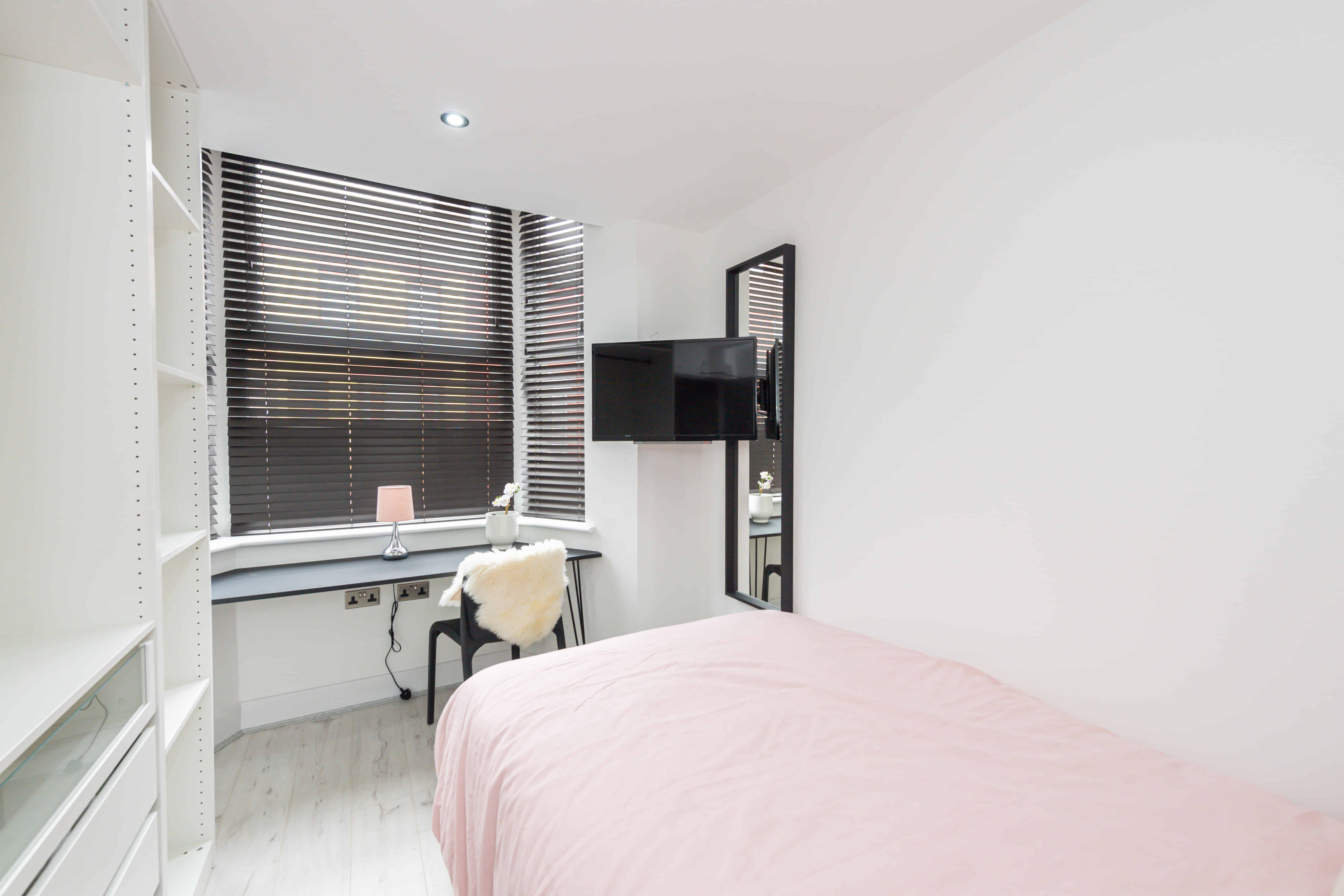 Bedroom?w=400&h=260&fit=crop&q=40&auto=format&trim=auto