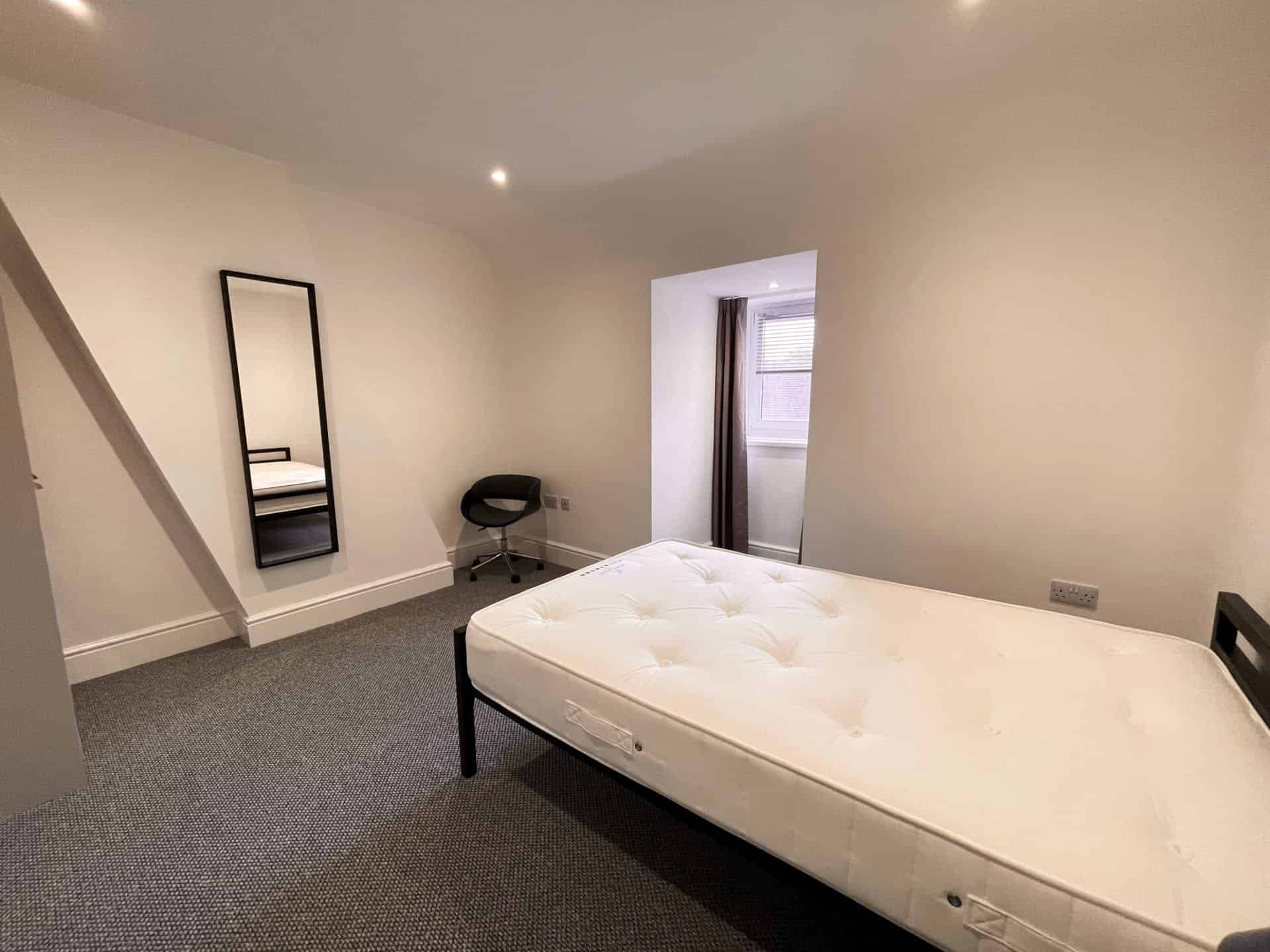 2 Bedroom 1 Bathroom Apartment - Bedroom?w=400&h=260&fit=crop&q=40&auto=format&trim=auto