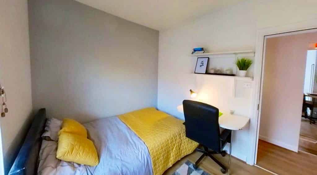 Bedroom?w=400&h=260&fit=crop&q=40&auto=format&trim=auto