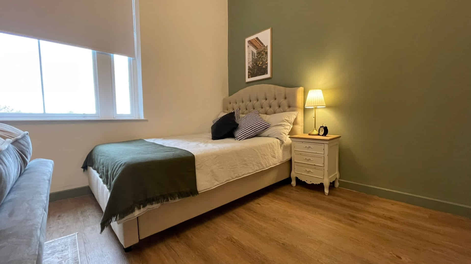 Bedroom?w=400&h=260&fit=crop&q=40&auto=format&trim=auto