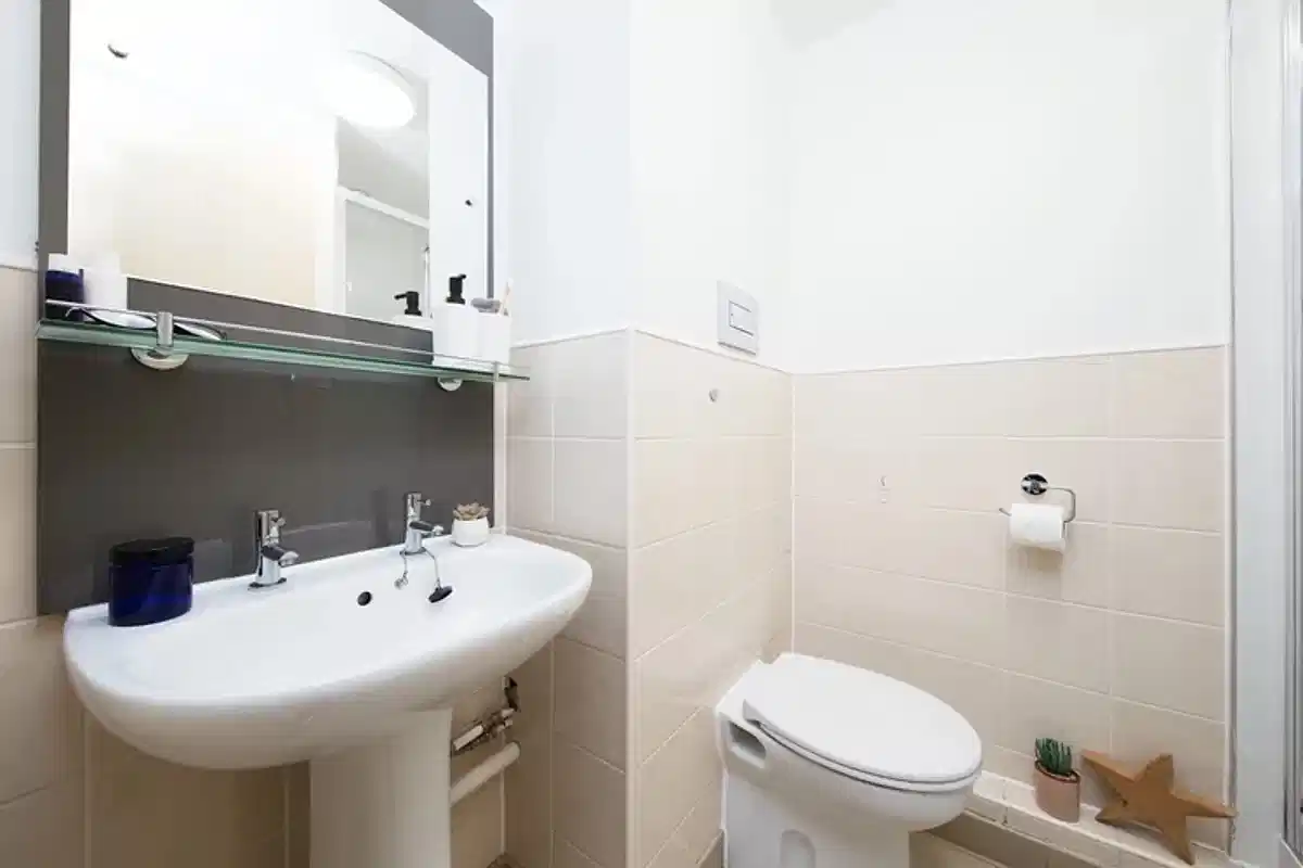 Common Area?w=400&h=260&fit=crop&q=40&auto=format&trim=auto