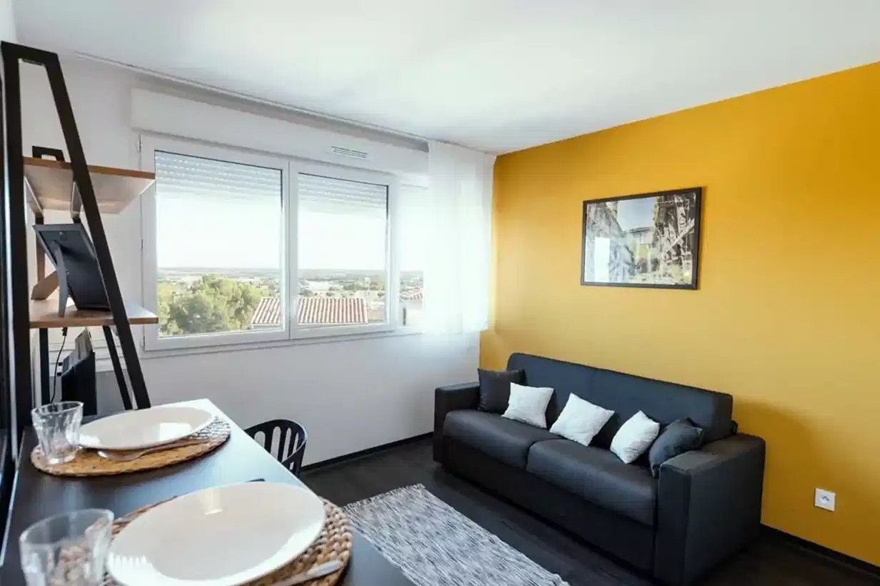 Common Area?w=400&h=260&fit=crop&q=40&auto=format&trim=auto