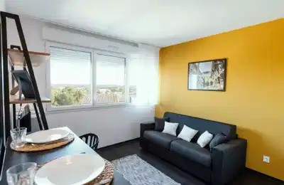 Common Area?w=400&h=260&fit=crop&q=40&auto=format&trim=auto