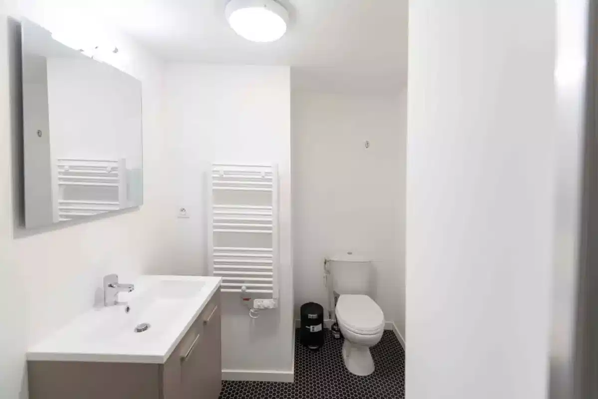 Common Area?w=400&h=260&fit=crop&q=40&auto=format&trim=auto