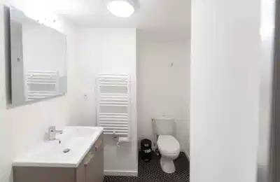 Common Area?w=400&h=260&fit=crop&q=40&auto=format&trim=auto