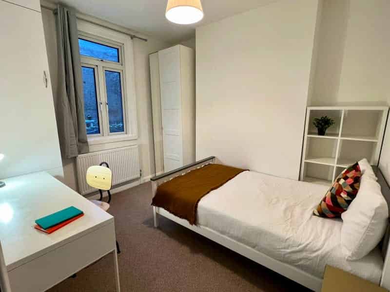 5 Bedroom 2 Bathroom Apartment - Bedroom?w=400&h=260&fit=crop&q=40&auto=format&trim=auto