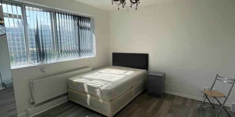 4 Bedroom 1 Bathroom Apartment - Bedroom?w=400&h=260&fit=crop&q=40&auto=format&trim=auto