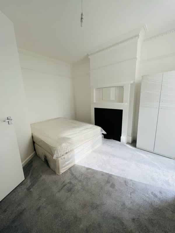 Kitchen?w=400&h=260&fit=crop&q=40&auto=format&trim=auto