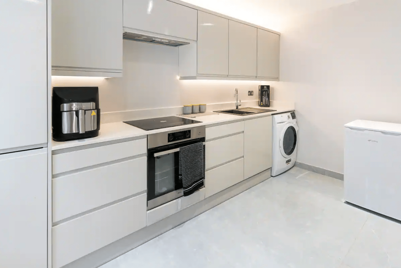 Saint Davids Square E14, London - London, England, United Kingdom - Kitchen