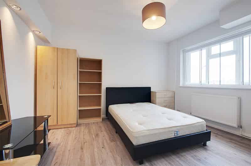 2 Bedroom Apartment - Bathroom?w=400&h=260&fit=crop&q=40&auto=format&trim=auto