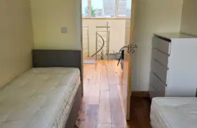 2 Bedroom 1 Bathroom Apartment - Kitchen?w=400&h=260&fit=crop&q=40&auto=format&trim=auto