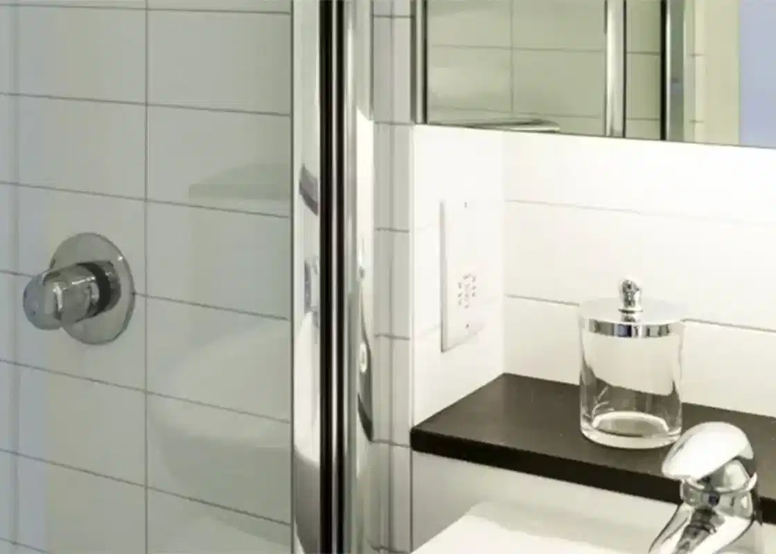 Bathroom?w=400&h=260&fit=crop&q=40&auto=format&trim=auto