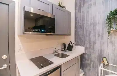 1025 W 25th St, Los Angeles - Los Angeles, California, United States - Kitchen
