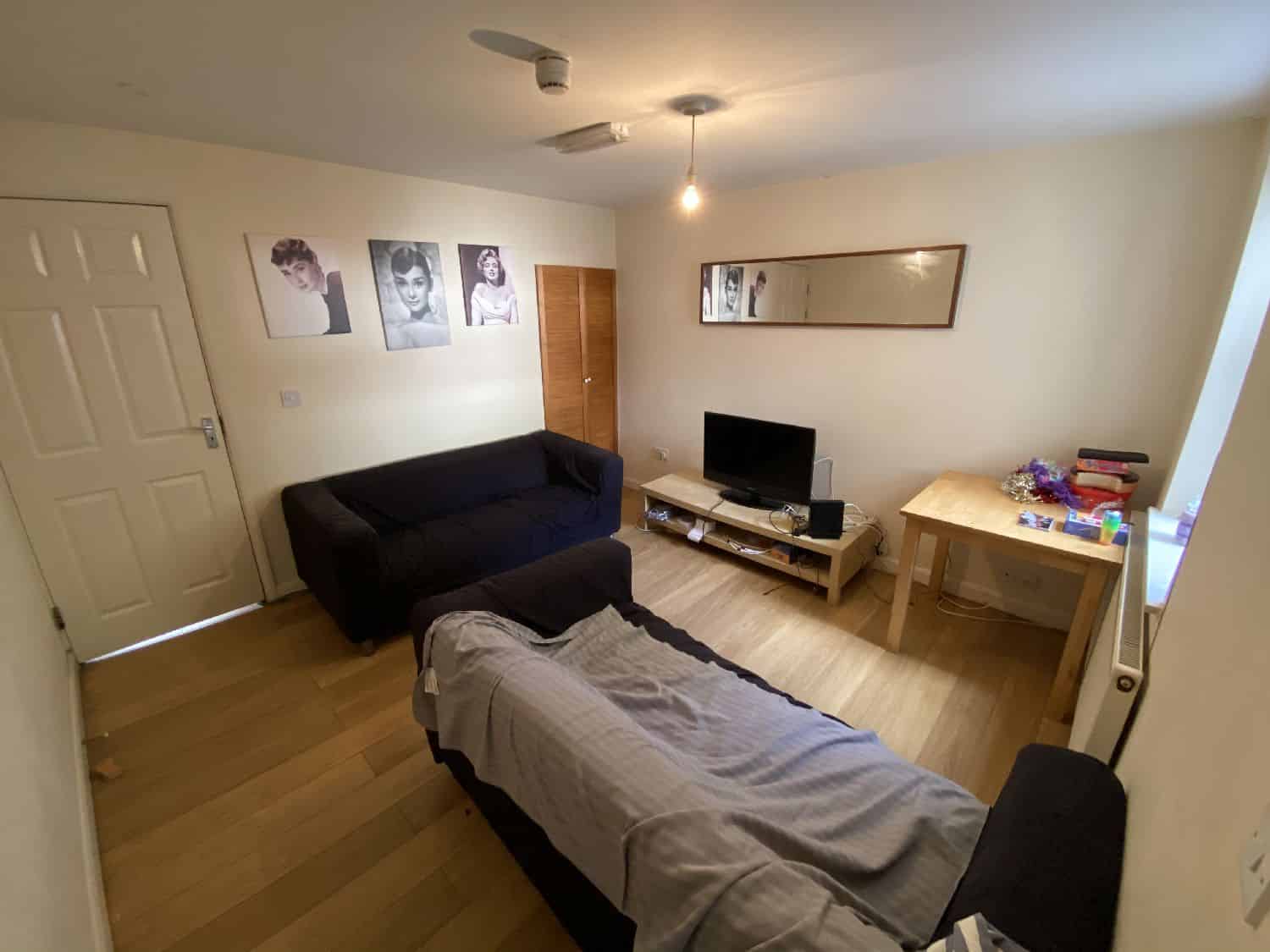 Bedroom?w=400&h=260&fit=crop&q=40&auto=format&trim=auto
