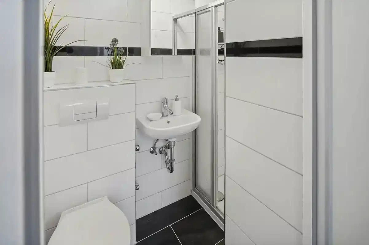 Single Medium Standard - Amenities?w=400&h=260&fit=crop&q=40&auto=format&trim=auto