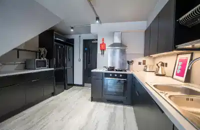 Kitchen?w=400&h=260&fit=crop&q=40&auto=format&trim=auto