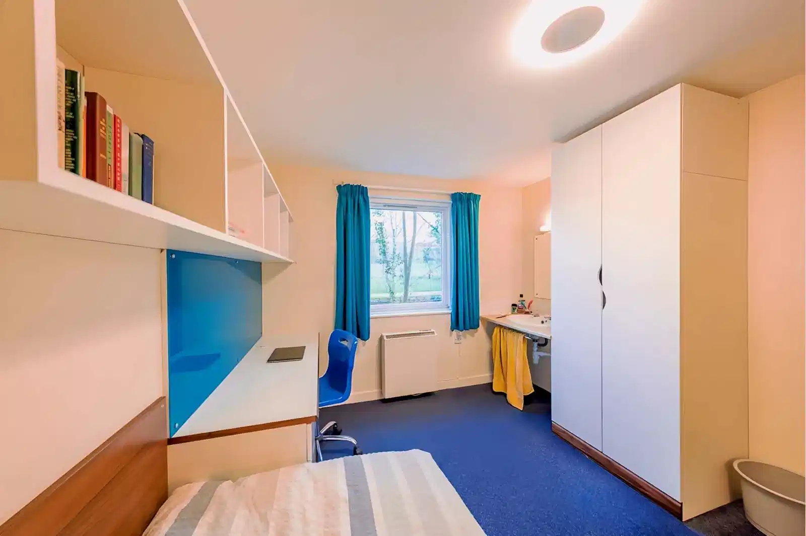 Bedroom?w=400&h=260&fit=crop&q=40&auto=format&trim=auto