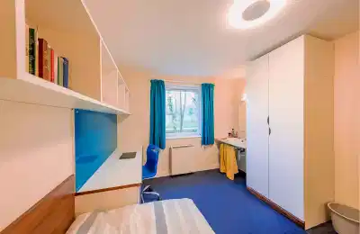 Bedroom?w=400&h=260&fit=crop&q=40&auto=format&trim=auto