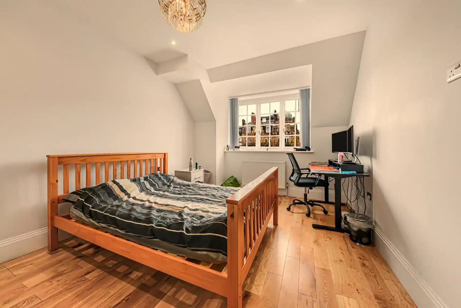 Bedroom?w=400&h=260&fit=crop&q=40&auto=format&trim=auto