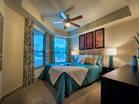 fortytwo25-master-bedroom-features-apartments-near-phoenix