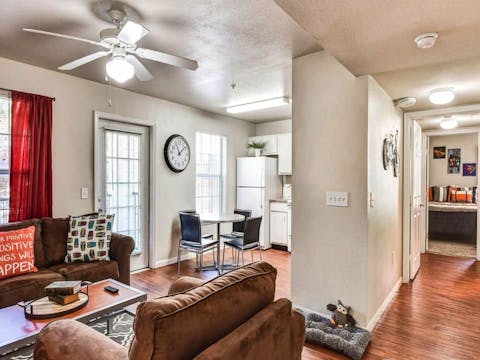 Crossing-Place-College-Station-Off-Campus-Apartments-Near-Texas-A-M-Fully-Furnished-Living-Room-Dining-Area-Kitchen-1000x667