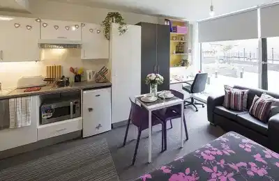 Common Area?w=400&h=260&fit=crop&q=40&auto=format&trim=auto