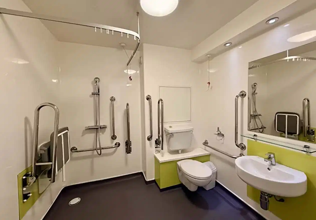 Common Area?w=400&h=260&fit=crop&q=40&auto=format&trim=auto