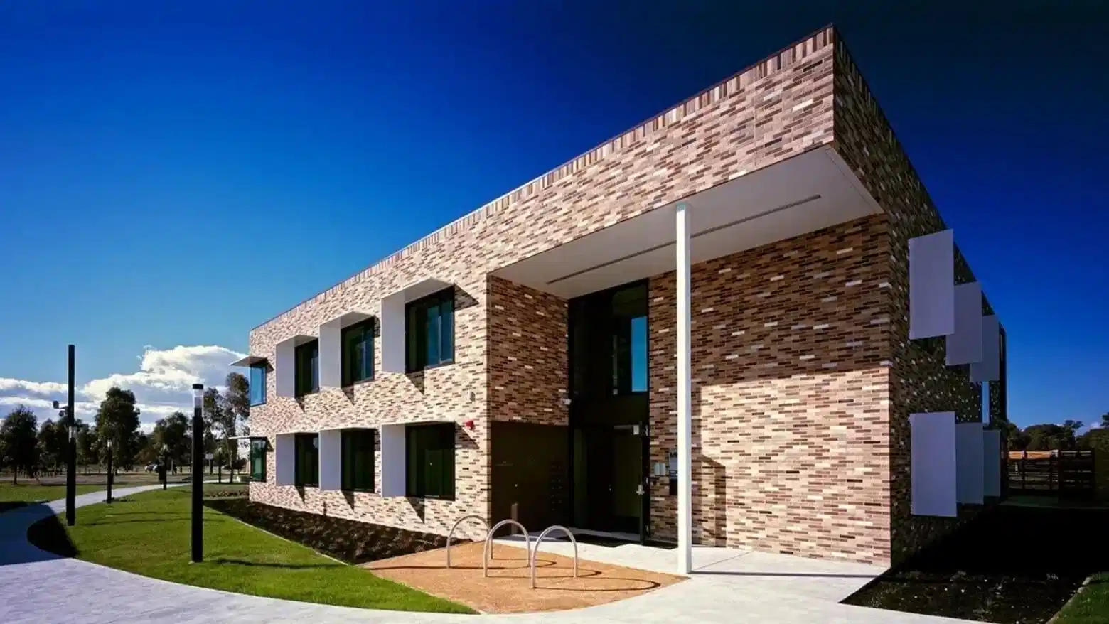 Exterior?w=400&h=260&fit=crop&q=40&auto=format&trim=auto